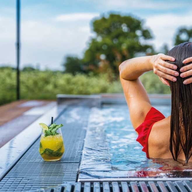 cocktail-in-pool